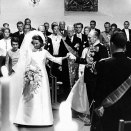 Kong Olav førte bruden til alteret (Foto: NTB / Scanpix)